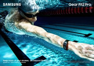 Gear-Fit2-Pro_Lifestyle_Swimming_Red_2P_RGB_F (1)